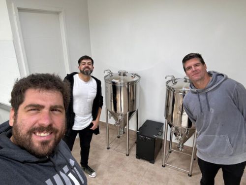 Egresado Uchile crea cerveza artesanal con inteligencia artificial